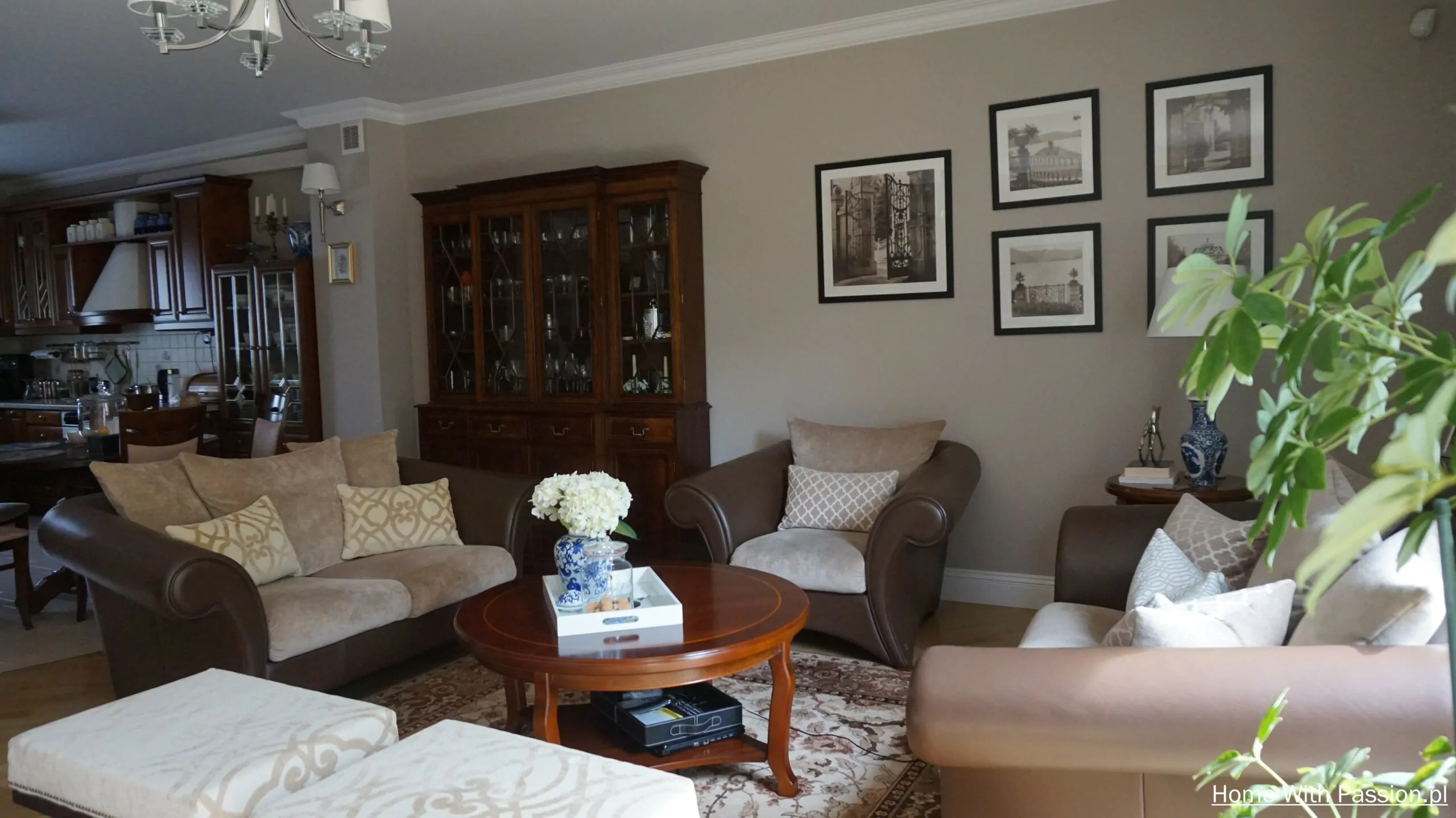 Przestronny salon połączony z kuchnią, klasyczne meble drewniane i jasna kolorystyka – elegancka aranżacja wnętrza