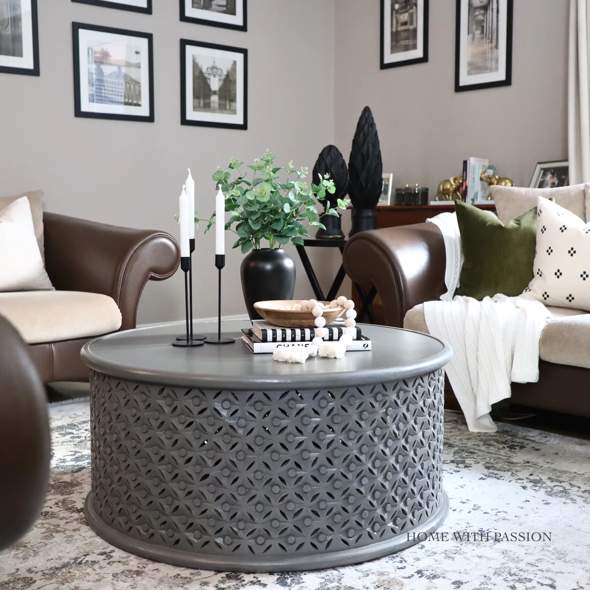 Stylowy salon z okrągłym stolikiem kawowym i minimalistyczną dekoracją – inspiracja do nowoczesnej aranżacji wnętrza.