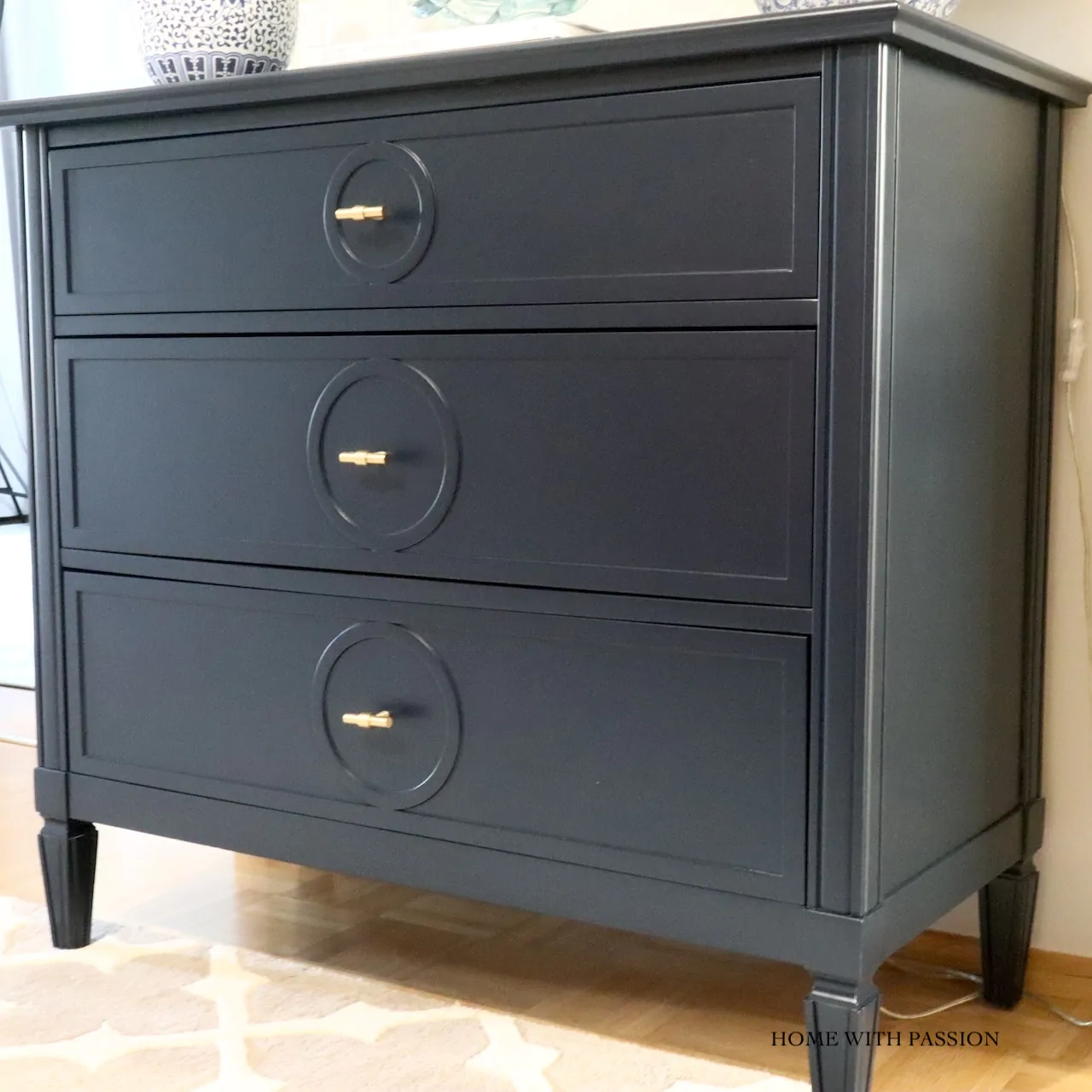 Komoda po renowacji – upcycling mebli, przemalowana drewniana komoda w nowoczesnym stylu z eleganckimi uchwytami