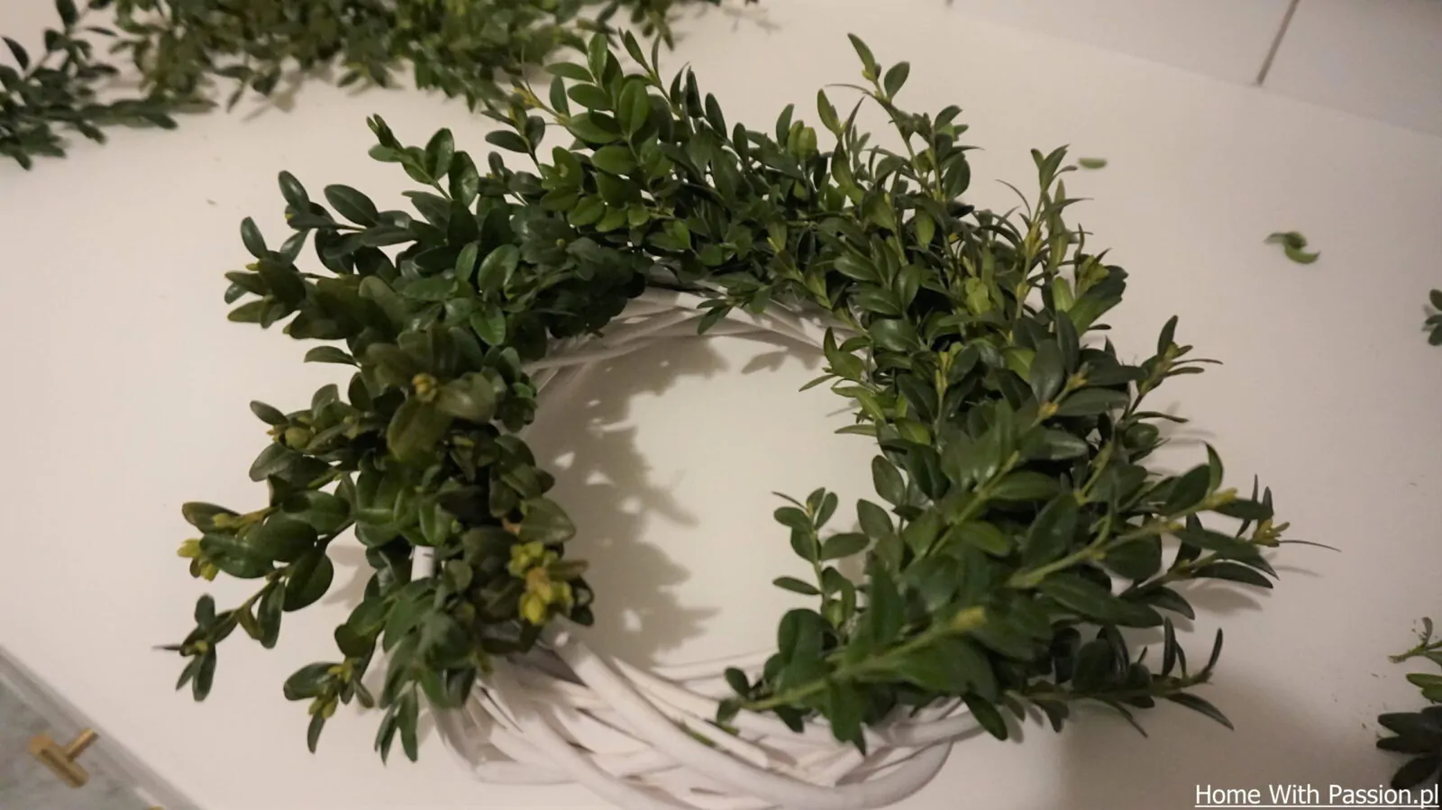 wianek wielkanocny DIY z naturalnych gałązek na białej wiklinowej obręczy – rękodzieło krok po kroku
