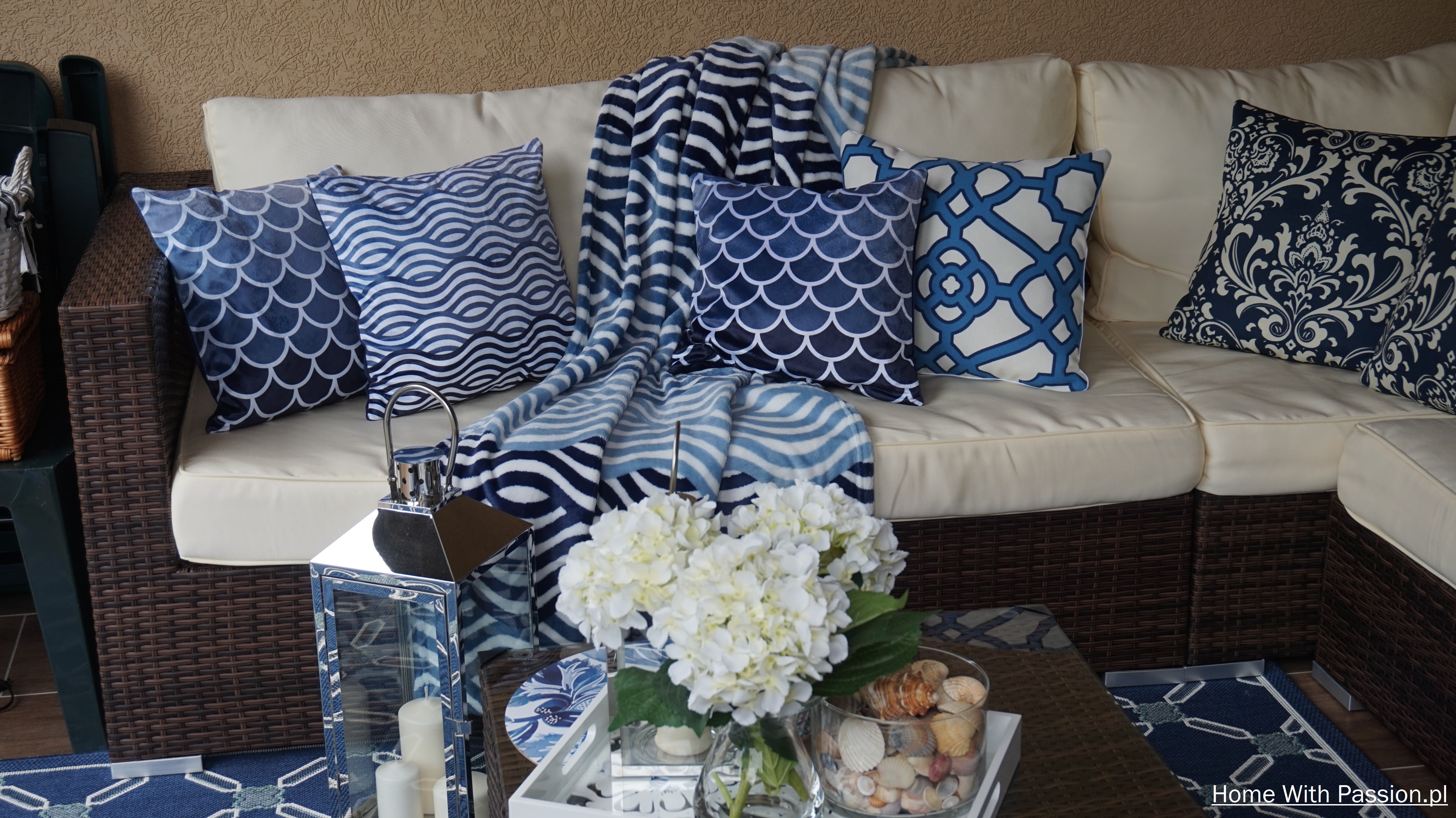 niebieskie poduszki ozdobne na taras