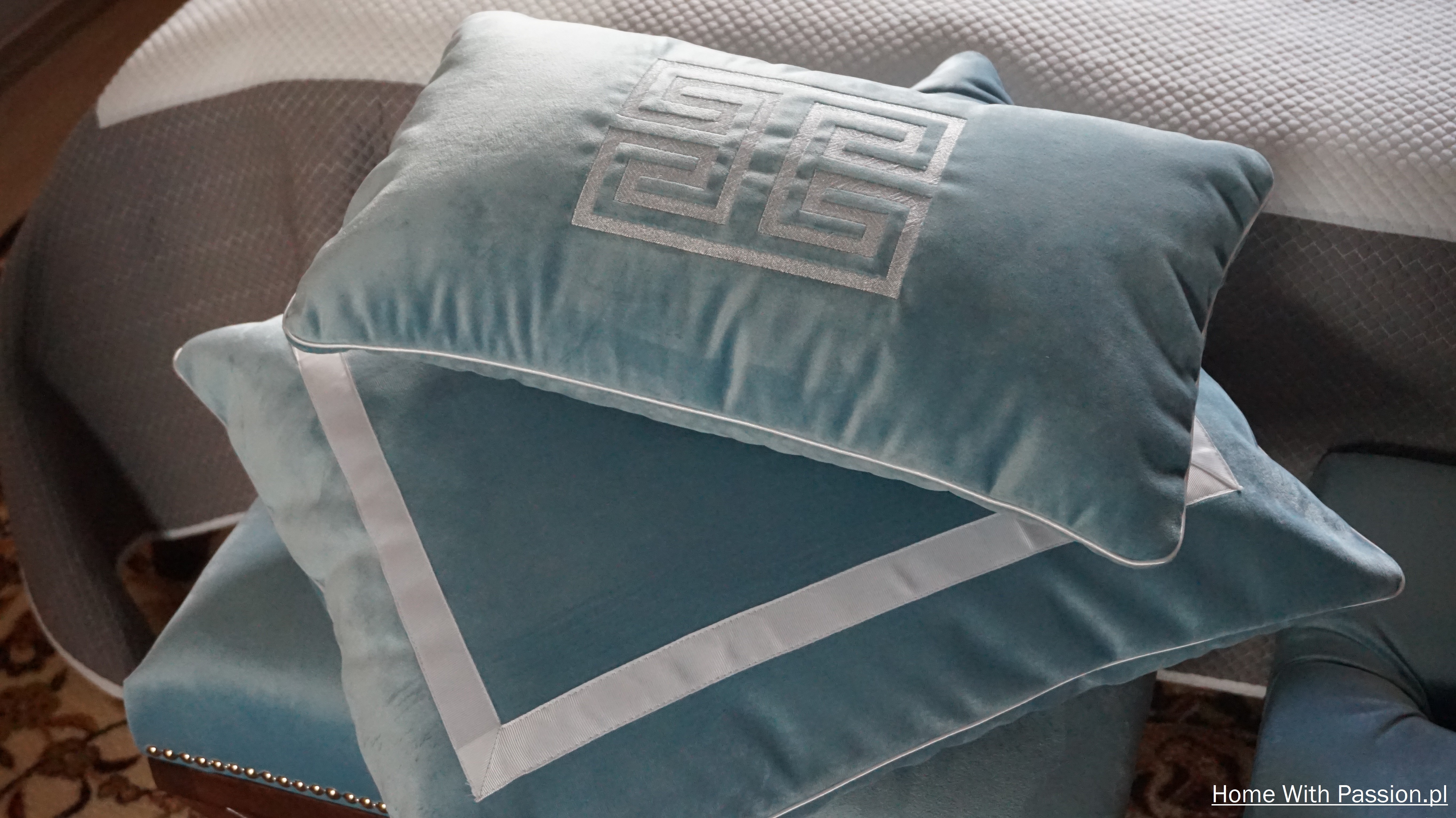 niebieskie poduszki ozdobne