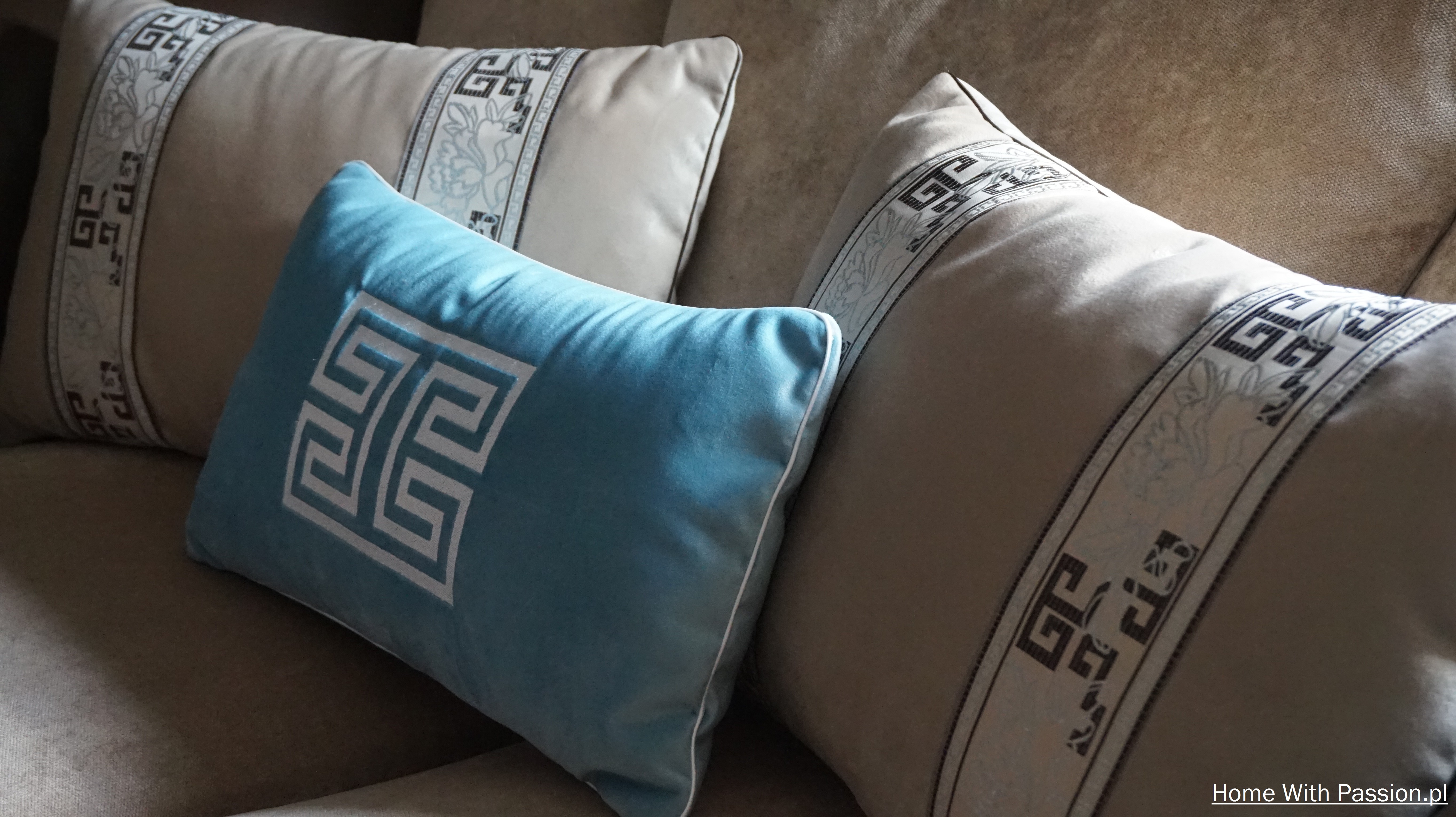 niebieskie i beżowe poduszki dekoracyjne do sypialni