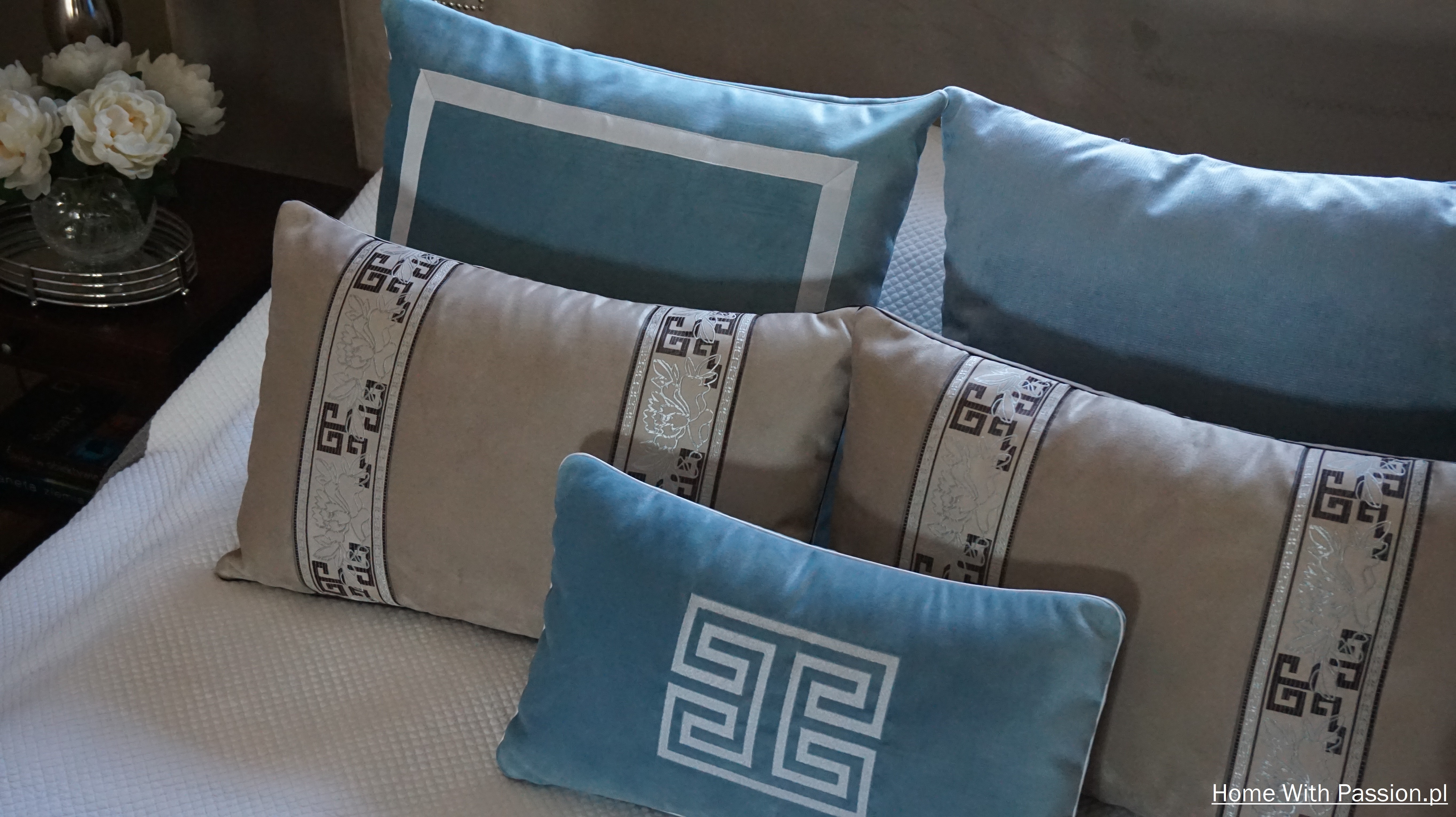 poduszki dekoracyjne do sypialni - niebieskie i beżowe