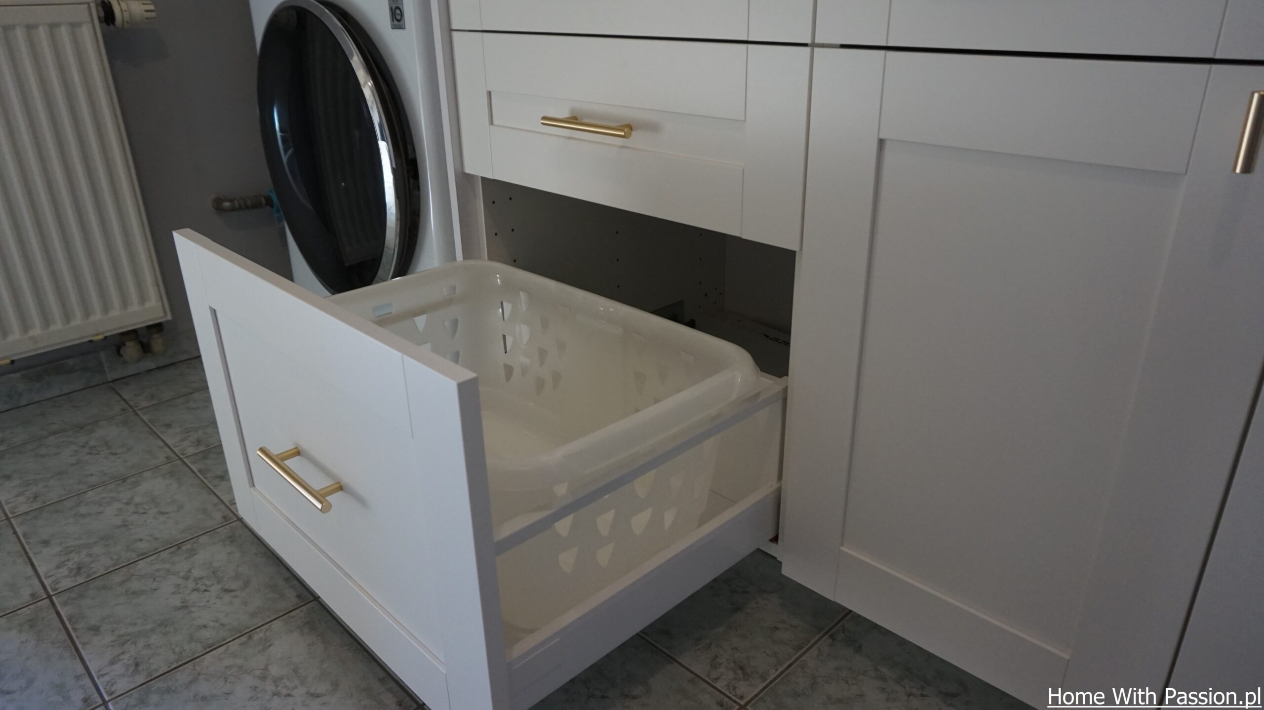 domowa pralnia - kosz na pranie w szafce