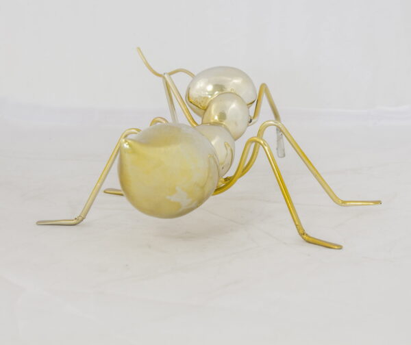 ozdoby do pokoju - złota figurka mrówka