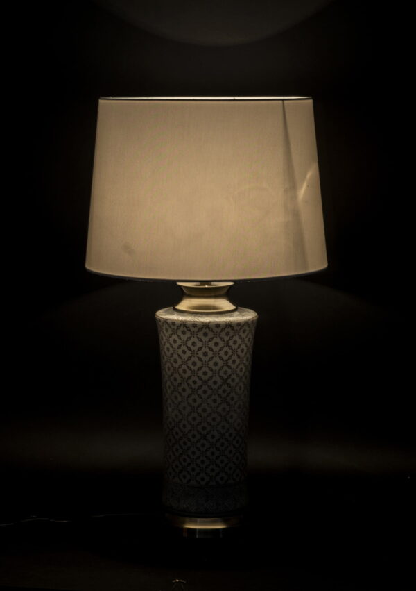 lampa stołowa ceramiczna w stylu Hampton z białym abażurem