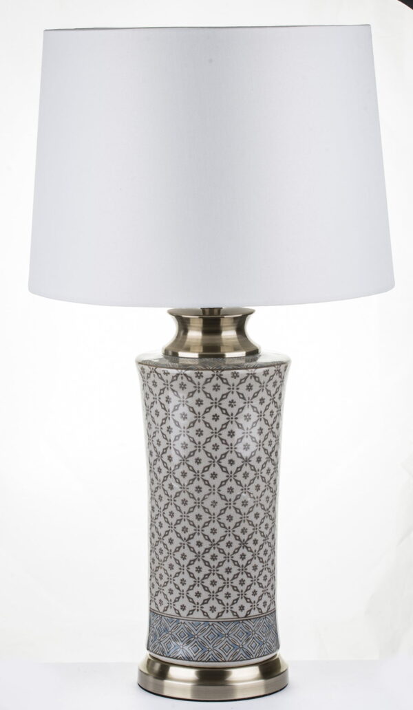 elegancka lampa stojąca ceramiczna z białym abażurem wpisuje się we wnętrza w stylu modern classic i Hampton