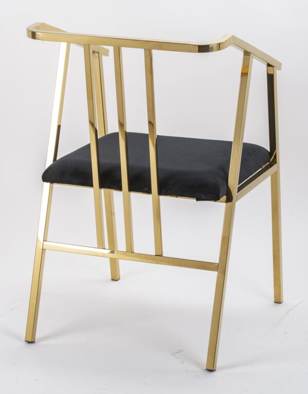 czarne krzesło ze złotymi nogami