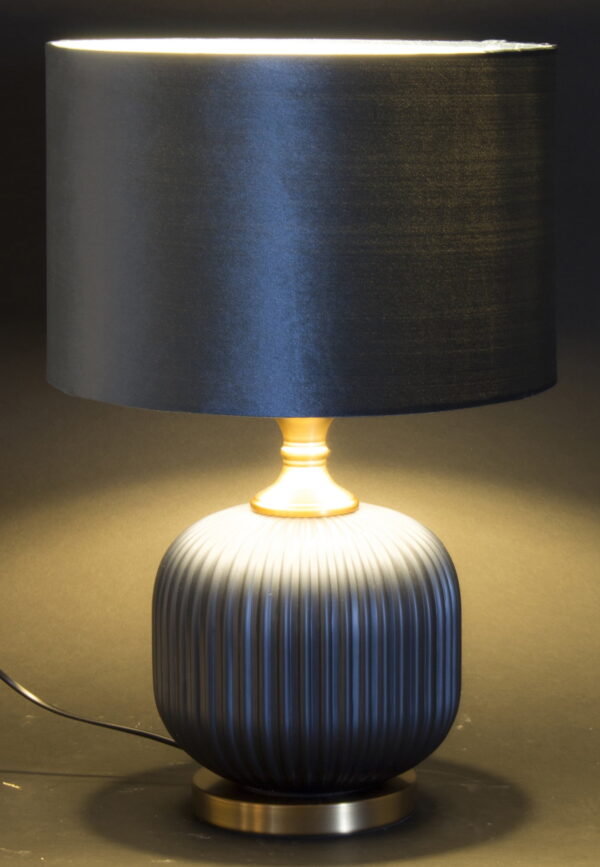 lampa stołowa z granatowym abażurem, lampa nocna