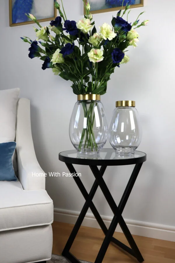 szklany wazon na kwiaty ze złotą obręczą