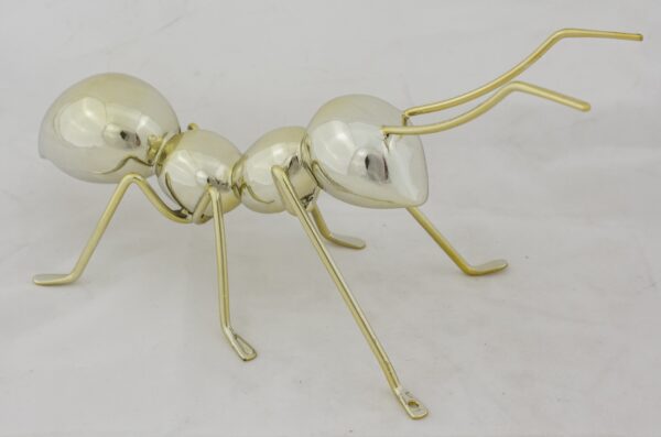 złota figurka mrówka