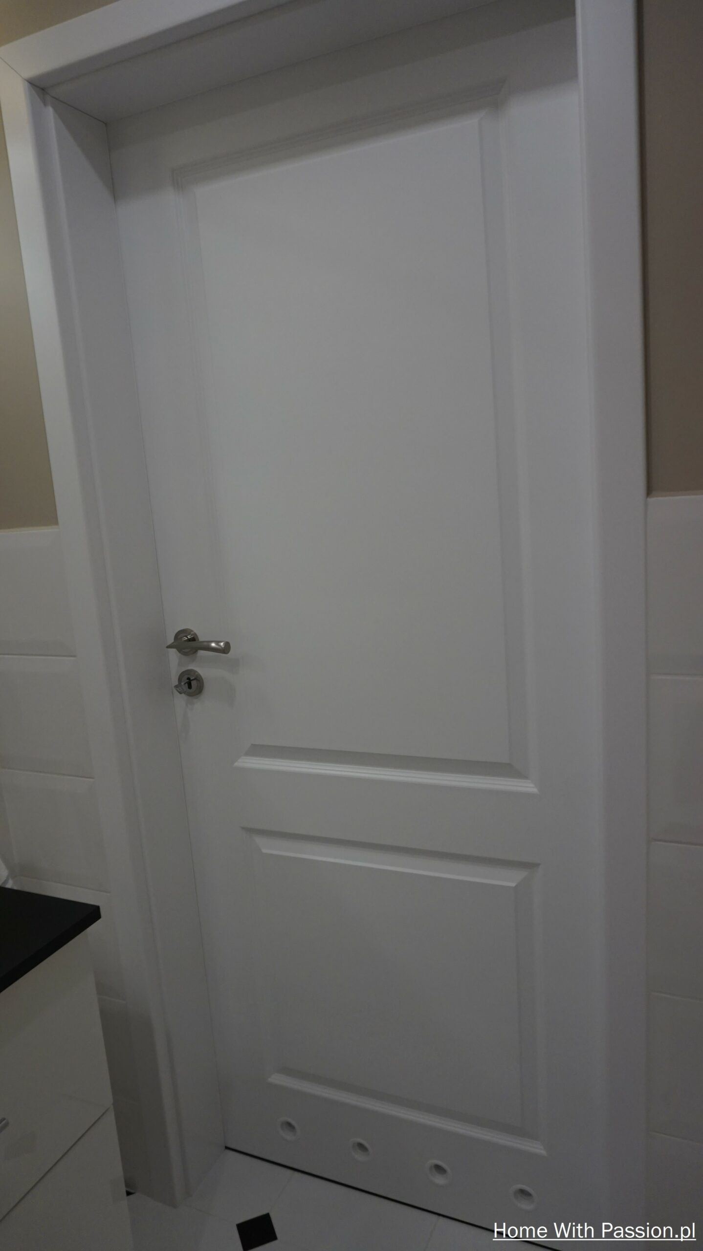 drzwi do łazienki białe