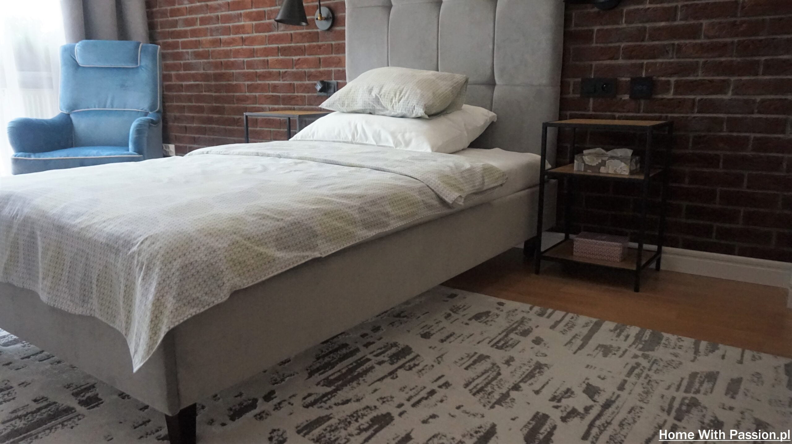 tapicerowane łóżko