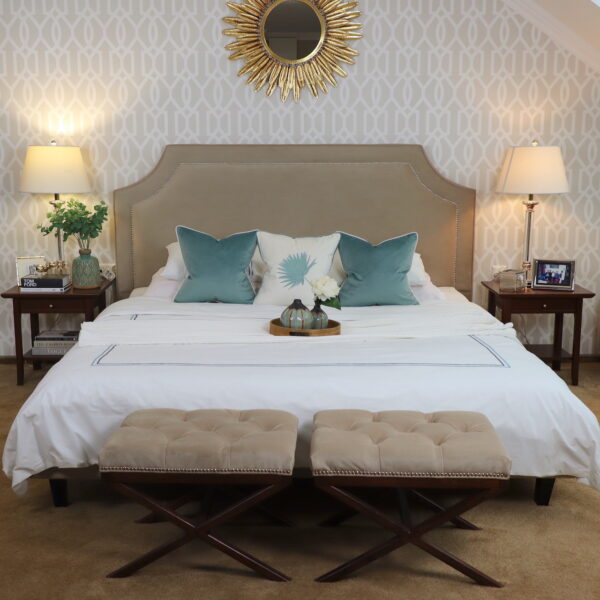 poduszki dekoracyjne miętowe - aranżacja w sypialni
