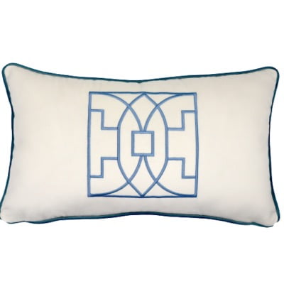 poduszka w stylu Hampton welurowa z niebieskim geometrycznym haftem