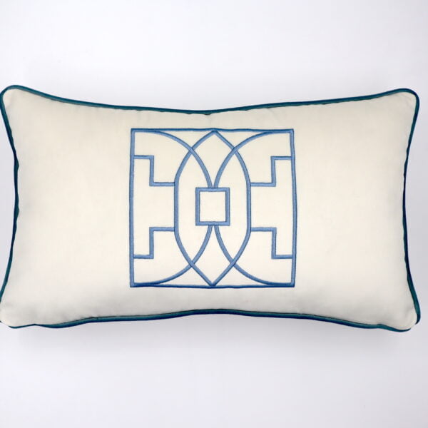 poduszka welurowa z niebieskim haftem w stylu Hampton