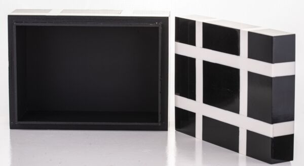 pudełko ozdobne czarne ze wzorem w białą kratę