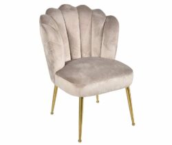 krzesło glamour w kształcie muszelki w beżowym kolorze na złotych nogach