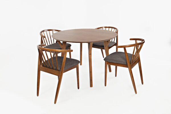 stół drewniany z krzesłami
