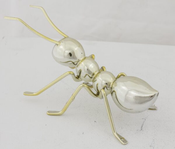 złota figurka mrówka